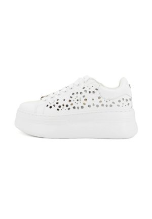 Sneaker bianca con motivo perforato sulla parte superiore, suola platform, punta tonda e chiusura con lacci. Materiale sintetico liscio; design casual.