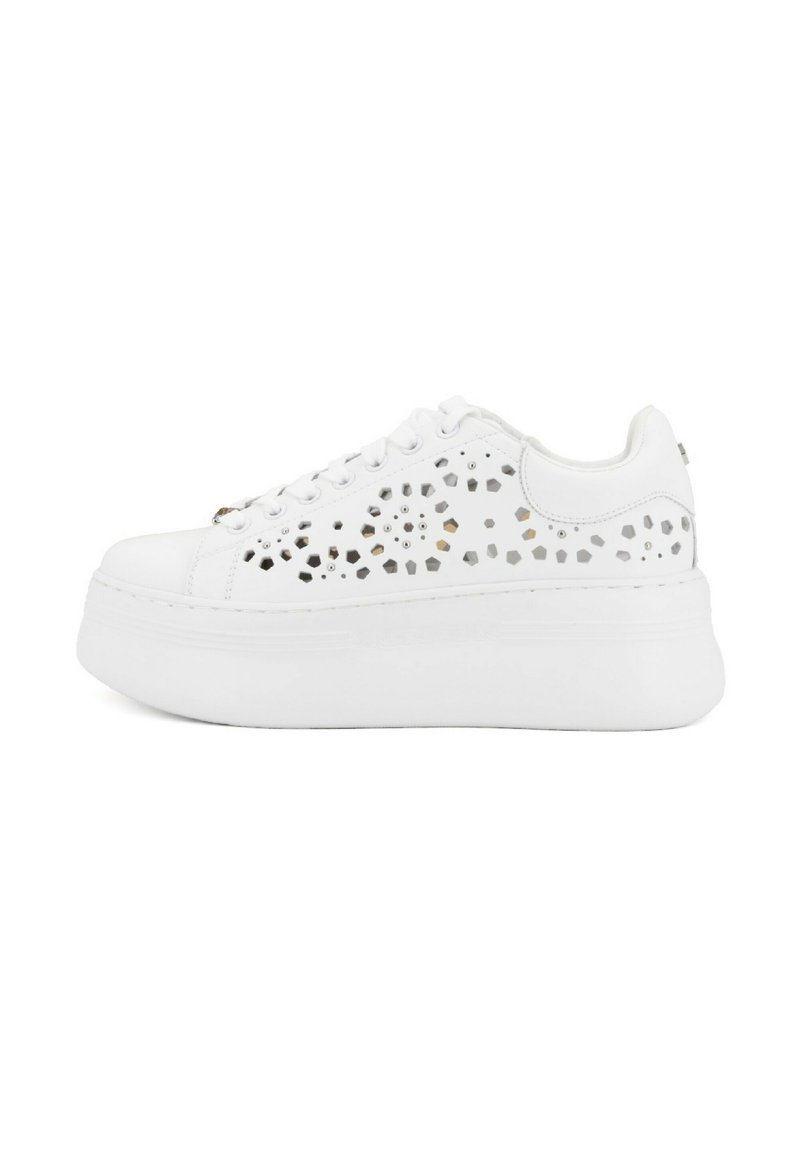 Sneaker bianca con motivo perforato sulla parte superiore, suola platform, punta tonda e chiusura con lacci. Materiale sintetico liscio; design casual.