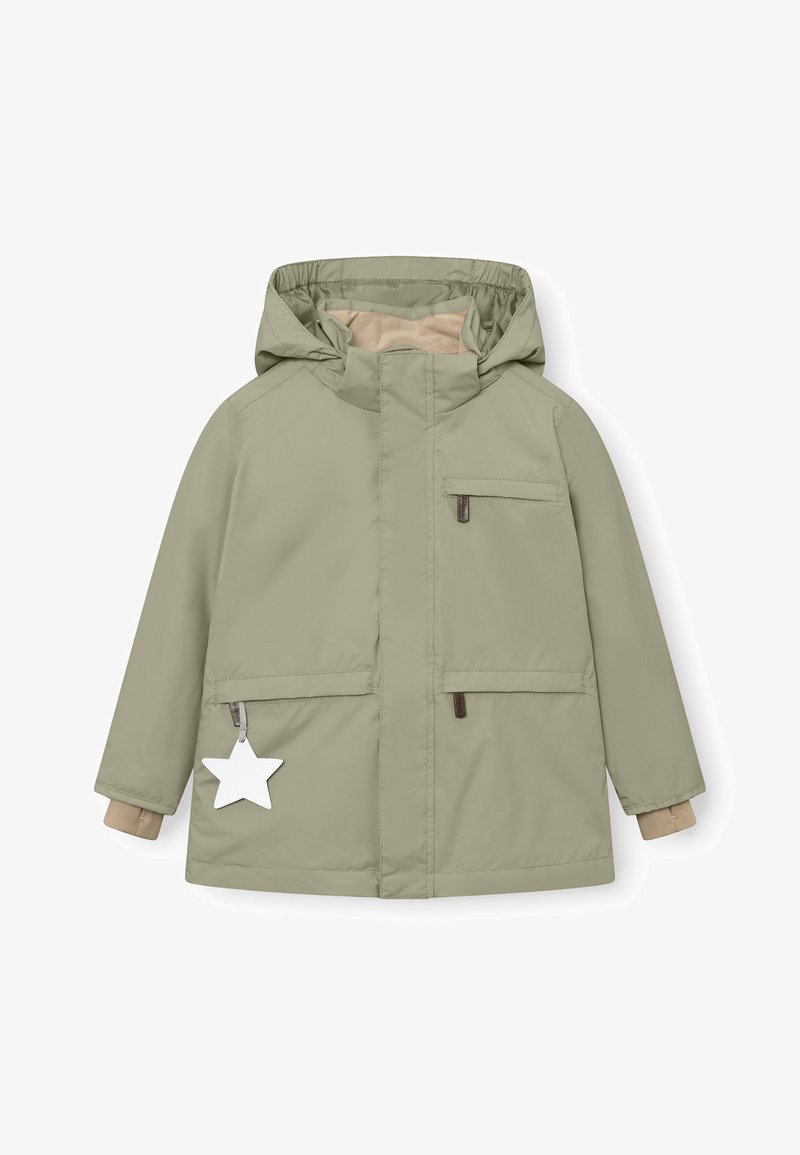 Hellgrüne, wasserdichte Jacke mit Kapuze, Frontreißverschluss, zwei Außentaschen, braunen Akzenten und einem weißen, sternförmigen Etikett auf der linken Seite.