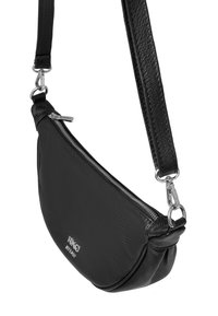 Borsa a spalla in pelle nera con forma a mezzaluna, chiusura con zip e dettagli in metallo argentato. Presenta una finitura testurizzata e un dettaglio con logo.