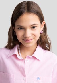 Camicia a righe rosa chiaro con ricamo di un piccolo fiore blu; abbinata a una collana di perle e orecchini a forma di fiore rosa. Tessuto dalla texture liscia.