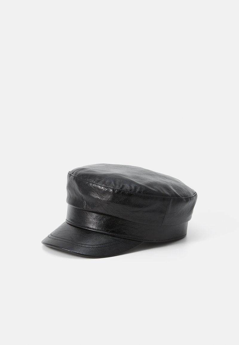Musta nahkane müts, millel on ümar kroon, lame visor ja tekstureeritud viimistlus. Omab sujuvat pinda, millel on peen sära.