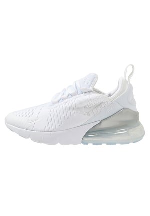 Baskets de sport blanches avec empeigne en mesh, talon avec coussin d’air visible et languette à l’arrière, vues de profil sur fond blanc.