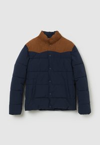 Giacca a vento blu navy con spalle in suede marrone, dotata di un colletto alto e bottoni a pressione. Il design include imbottitura trapuntata diagonale.