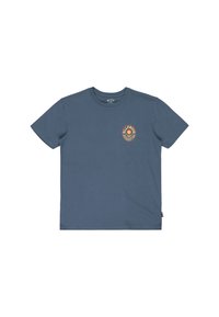 Modrá krátkohnedá tričko s crew neckom a krátkymi rukávmi s malým kruhovým logom Billabong a grafikou slnka na ľavej hrudi.