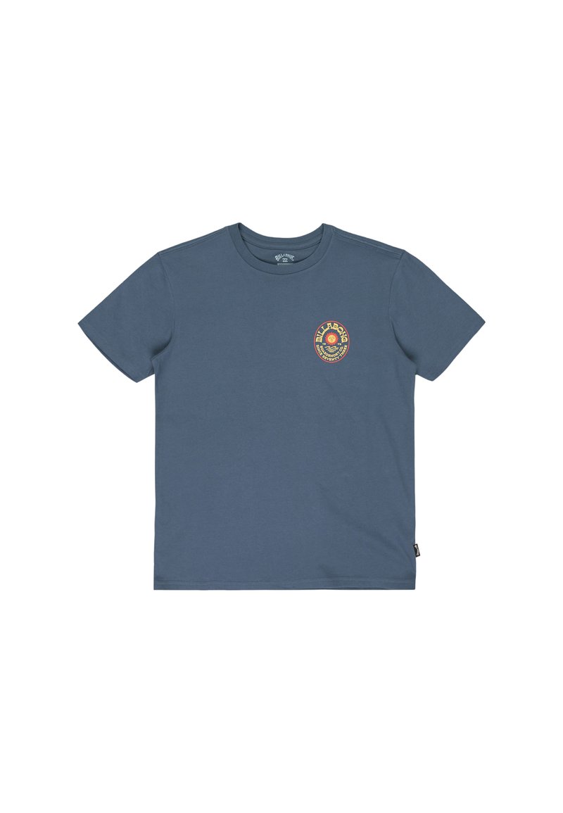 Modrá krátkohnedá tričko s crew neckom a krátkymi rukávmi s malým kruhovým logom Billabong a grafikou slnka na ľavej hrudi.