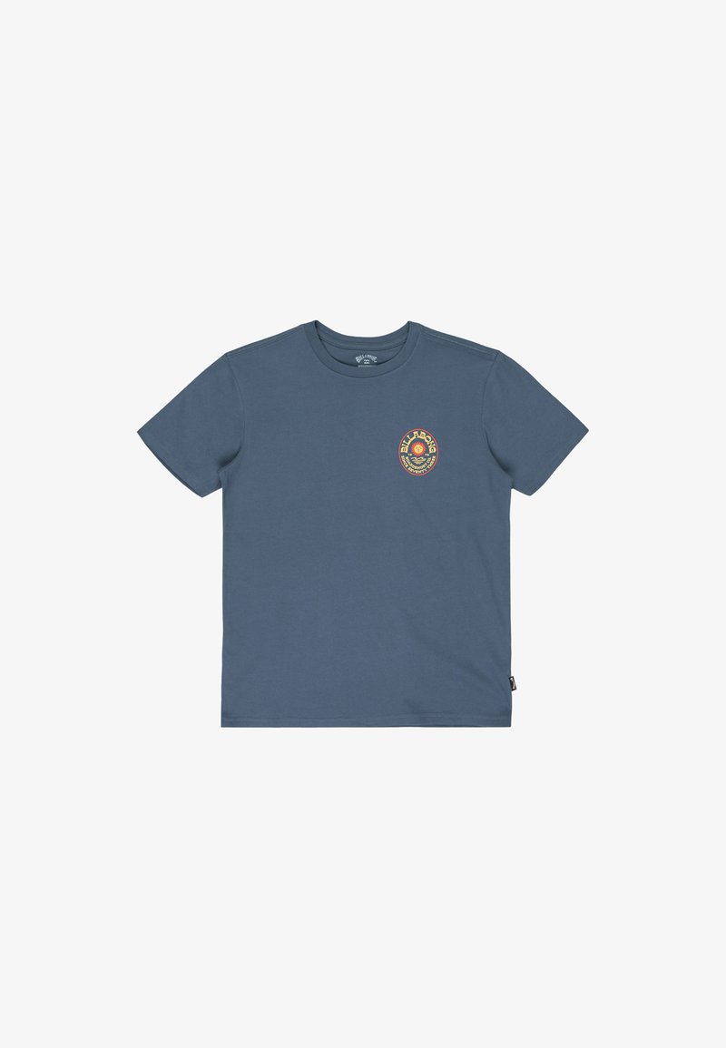 Camiseta de manga corta azul con cuello redondo y pequeño logo circular de Billabong, así como un gráfico de sol en el lado izquierdo del pecho.