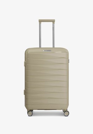 Beige harde koffer met een getextureerde voorkant, uitgeschoven uitschuifbare handgreep en vier draaibare wielen op een witte achtergrond.
