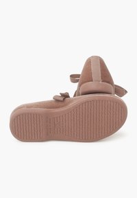 Chaussure en velours brun avec une semelle en caoutchouc texturée, dotée d'un large talon et d'une sangle ajustable pour un ajustement sécurisé.