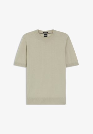 Beiger Strickpullover mit kurzen Ärmeln, geripptem Rundhalsausschnitt, Ärmelbündchen und Saum, mit einem schwarzen "BOSS" Markenlabel im Krageninnenseite.