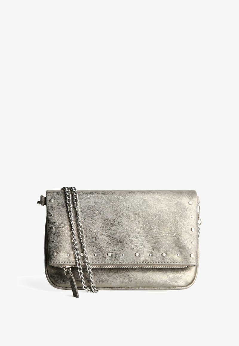 Borsetta clutch argento metallico con superficie testurizzata, dotata di chiusura a patta, dettagli con borchie e tracolla a catena staccabile.