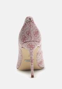 Chaussure à talon haut rose à motifs, en tissu texturé, avec un bout pointu, un talon stiletto élancé et un accent de logo à l'arrière.
