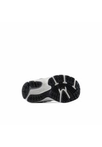 Semelle de chaussure de sport en caoutchouc noir texturé, intersemelle blanche et grise, et motif de semelle distinctif pour une adhérence optimale.