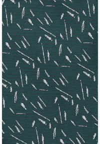 Tkanina z ciemnozielonym tłem, pokryta rozproszonymi białymi wzorami w linii. Materiał ma prążkowaną teksturę, co dodaje głębi i zainteresowania.