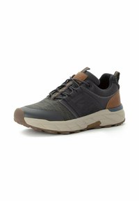 Heren sport schoenen in donkergrijs en zwart gaas, met bruine leren accenten, een gestructureerde rubberen zool en een contrasterende crèmekleurige tussenzool.