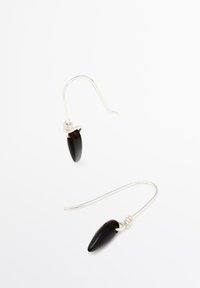 Orecchini a goccia neri allungati realizzati in materiale lucido, con un gancio ad arco in argento e una spirale decorativa nel punto di attacco.