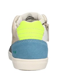 Baskets avec un design multicolore, un dos en suède beige, un talon en suède bleu et des accents jaune fluo. Texture lisse avec une semelle en caoutchouc.