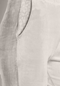 Unausgewählt, pearl white