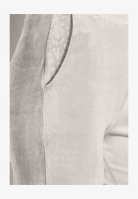 Unausgewählt, pearl white