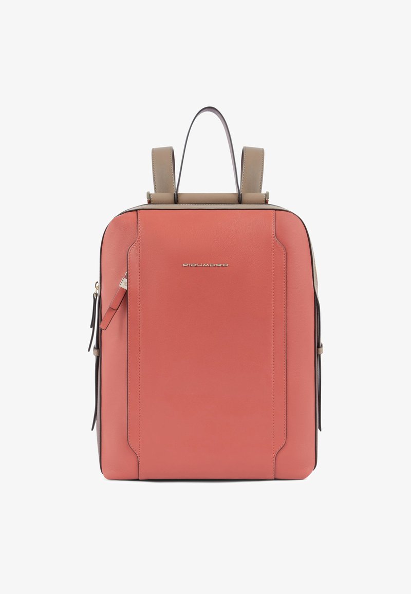 Sac à dos carré en cuir corail avec bretelles beige, poignée supérieure, poche avant zippée et logo de la marque argenté centré sur le devant.