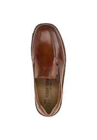 Brązowy skórzany but wsuwany z zaokrąglonym noskiem, elastycznymi wstawkami po bokach i teksturowaną wkładką. Widoczne logo na wkładce. Gładka powierzchnia.