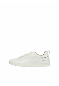 Sneaker en cuir blanc avec une surface lisse, six œillets et un bout arrondi. Présente un accent argenté à l'arrière et un branding minimal.