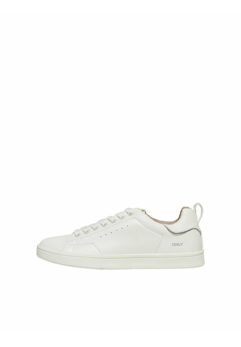 Sneaker en cuir blanc avec une surface lisse, six œillets et un bout arrondi. Présente un accent argenté à l'arrière et un branding minimal.