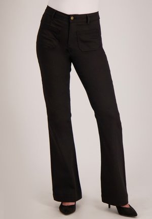 Zwarte uitlopende broek van gladde stof met knoopsluiting, voor- en achterzakken en een getailleerde pasvorm. Geen zichtbare patronen of versieringen.