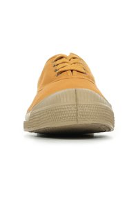 Baskets en toile jaunes avec un bout rond, un design de laçage à cinq œillets, et une semelle en caoutchouc texturé offrant une traction.