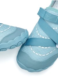 Helle blaue Wasserschuhe mit einem strukturierten Mesh-Obermaterial, verstellbaren Riemen und einer Gummisohle mit einem wellenförmigen Profil.