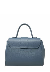 Niebieska skórzana torebka o zwartej formie, z górnym uchwytem i klapką. Chropowata tekstura z gładkimi akcentami na klapie.
