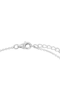 Pulsera de cadena de plata con un cierre de langosta; presenta un diseño delicado y enlazado, y un acabado suave y brillante.