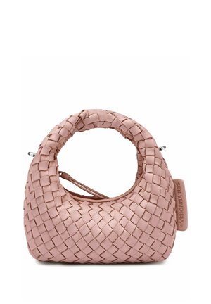 Weiche rosa gewebte Ledertasche mit abgerundetem Griff und kurzem Riemen, mit einem kleinen Etikett mit Markennamen an der Seite.