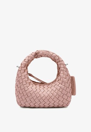 Sac à main en cuir tissé rose doux avec une poignée arrondie et une sangle courte, avec une petite étiquette portant le nom de la marque sur le côté.