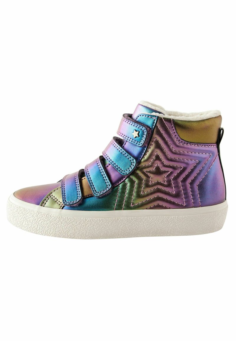 Baskets montantes iridescentes pour enfants avec trois bandes Velcro, coutures en forme d'étoile, semelle blanche et doublure intérieure douce.