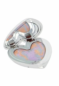 Hjärtförformad kompakt med ett reflekterande silverhölje, har marmorering i lila, orange och blå nyanser av puder inuti.