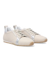 Beige sneakers van getextureerd leer, zilveren accenten langs de zijkanten, platte veters en een rubberen zool. Glad interieur met een minimalistisch ontwerp.