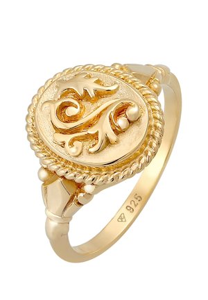 Bague ton or avec face ovale comportant un motif en relief orné de feuilles et de volutes, bordure en corde torsadée, poinçon « 925 » à l'intérieur de l'anneau.