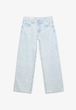 Hellblaue Jeans mit weitem Bein, verziert mit kleinen funkelnden Strasssteinen auf der Vorderseite und doppelter Knopfverschluss in der Taille.