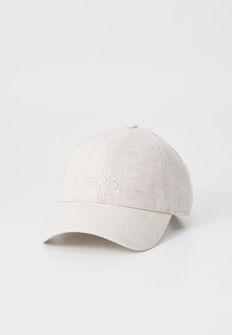 Beige baseballcap laget av teksturert stoff, med en brodert "BOSS" logo på frontpanelet og en buet skjerm.