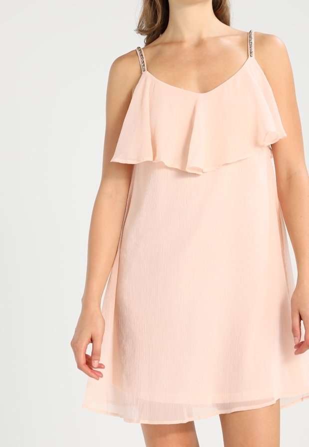 Bledě růžové šaty bez rukávů s vrstveným volánovým designem, nastavitelnými ramínky a jemnou, splývavou texturou.