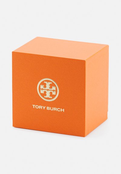 Oranje vierkante doos met Tory Burch-logo en gouden tekst gecentreerd op de voorkant tegen een witte achtergrond.