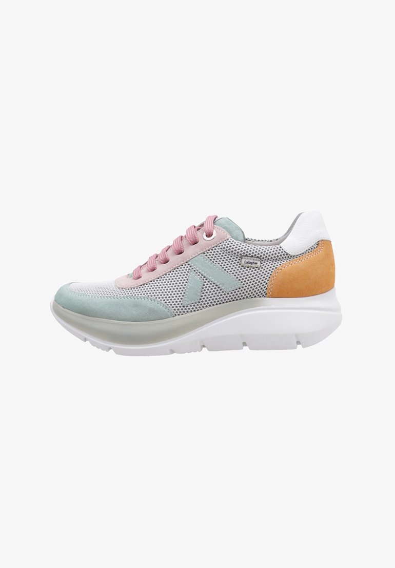 Zapatilla deportiva con parte superior de malla gris y acentos de ante en menta y rosa, suela blanca y detalle en el talón en un naranja claro.