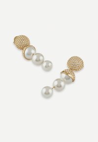 Orecchini color oro con terminali sferici testurizzati adornati da strass e tre perle bianche di dimensioni gradualmente decrescenti che pendono sotto.