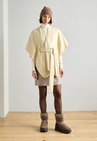 UGG CLASSIC MINI TRAILGAZER - Zimske čizme - hickory