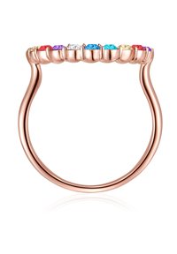 Guldtonad ring med en slät band och sju flerfärgade runda ädelstenar inställda i en klorinställning längs den övre kanten.