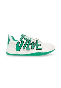 Witte sneaker met gedurfde groene "STEVE" letters, zwarte rand en turquoise accenten. Heeft een gestructureerde rubberen zool en vetersluiting.