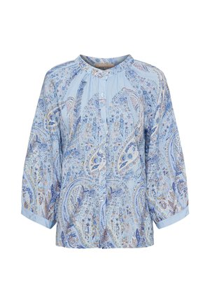 Lyseblå bluse med blå og beige paisley blomsterprint, knapper foran, 3/4 ærmer og rund krave.