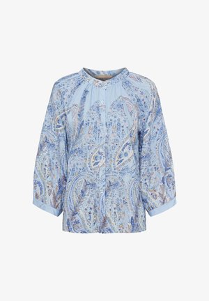 Lyseblå bluse med blå og beige paisley blomsterprint, knapper foran, 3/4 ærmer og rund krave.