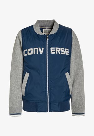 Niebieska i szara kurtka typu varsity z zamkiem błyskawicznym, z napisem "CONVERSE" na piersi oraz prążkowanym kołnierzem, mankietami i dołem.